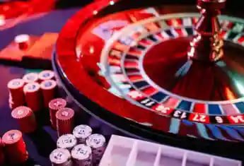 Tampilan tangan sedang menggunakan perangkat digital membuka ketentuan dan kebijakan situs